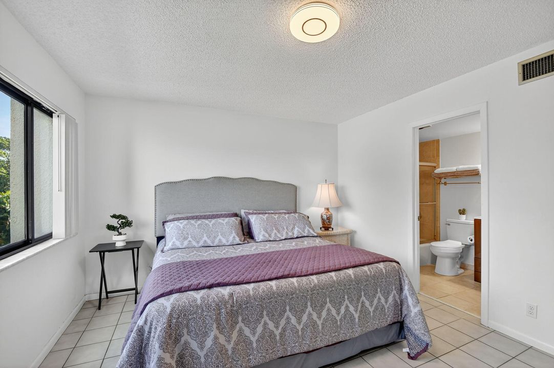 For Sale: $217,000 (2 beds, 2 baths, 1042 Square Feet)