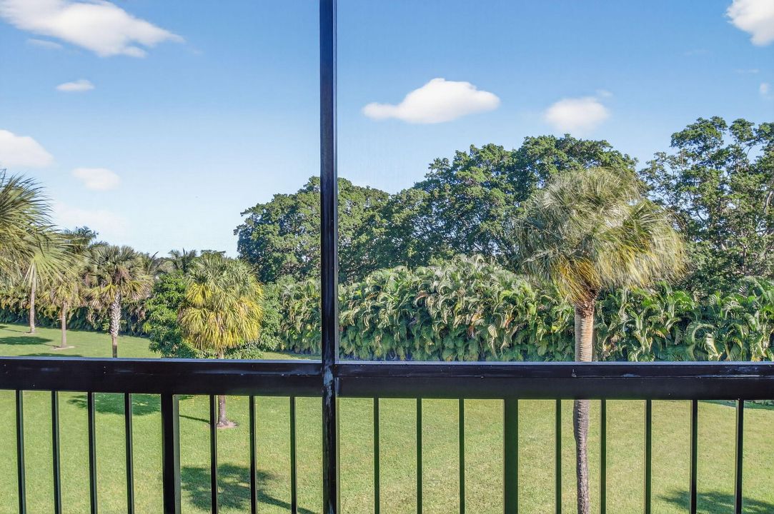 For Sale: $217,000 (2 beds, 2 baths, 1042 Square Feet)