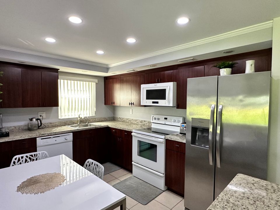 For Sale: $249,500 (2 beds, 2 baths, 1040 Square Feet)