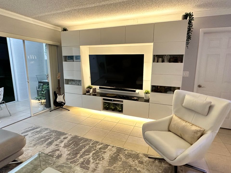 For Sale: $249,500 (2 beds, 2 baths, 1040 Square Feet)