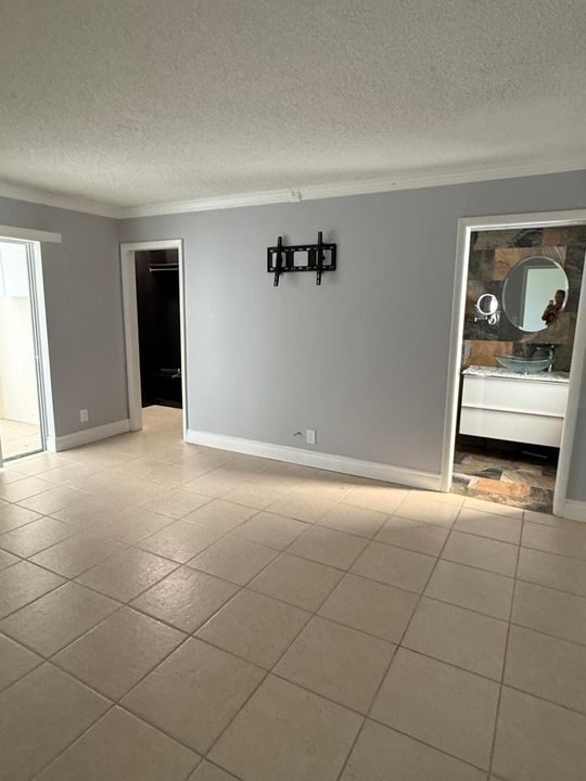 For Sale: $249,500 (2 beds, 2 baths, 1040 Square Feet)