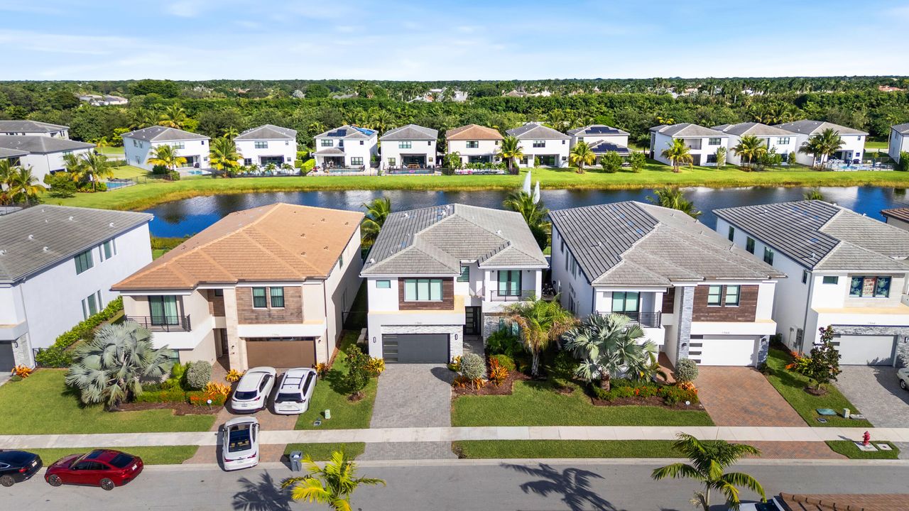 Activo con contrato: $1,699,000 (5 camas, 5 baños, 3888 Pies cuadrados)