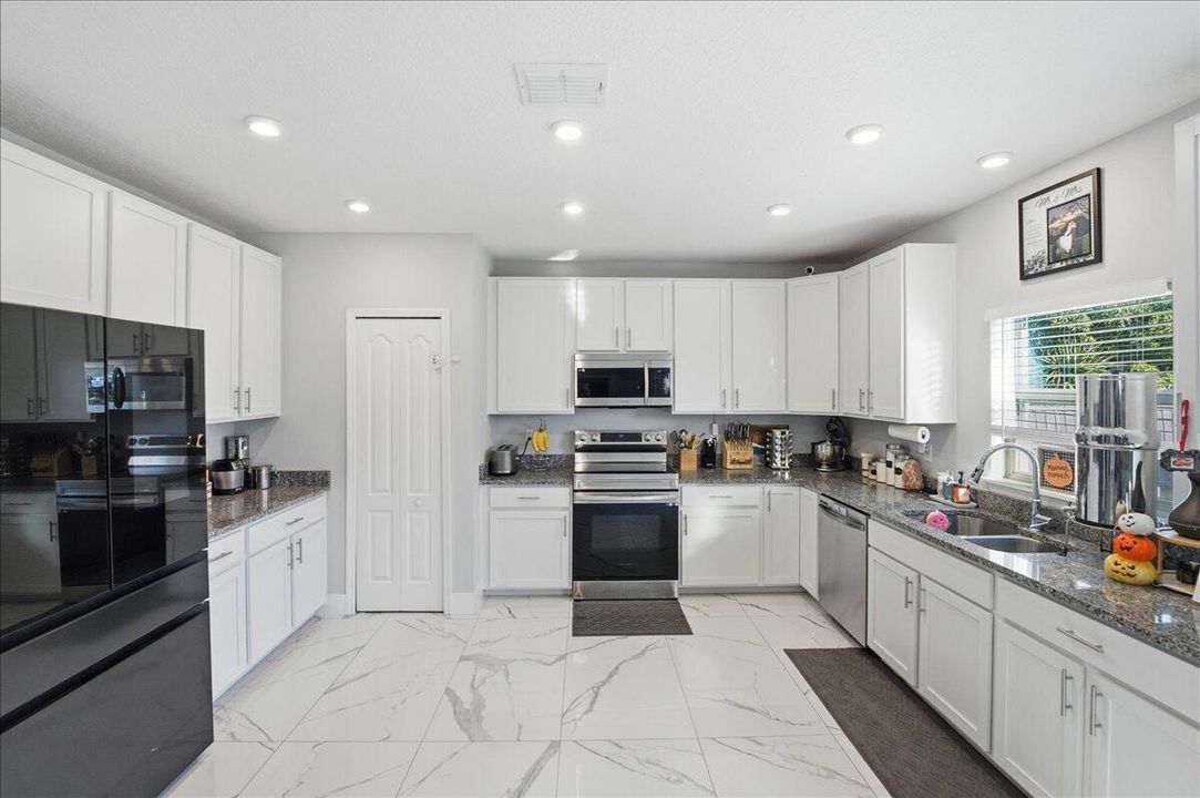 For Sale: $599,000 (4 beds, 2 baths, 2912 Square Feet)