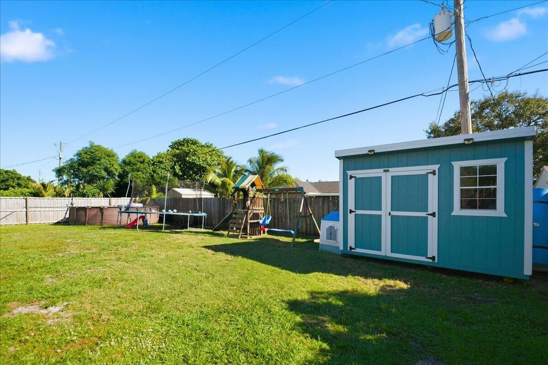 For Sale: $599,000 (4 beds, 2 baths, 2912 Square Feet)