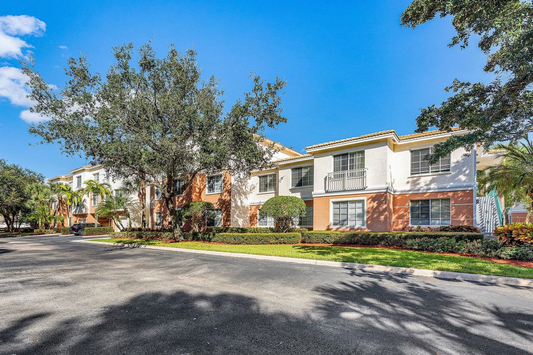 Active With Contract: $415,000 (3 beds, 2 baths, 1244 Square Feet)