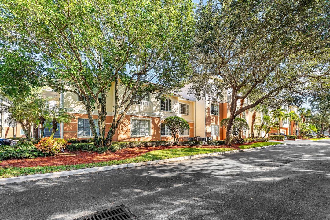 Active With Contract: $415,000 (3 beds, 2 baths, 1244 Square Feet)