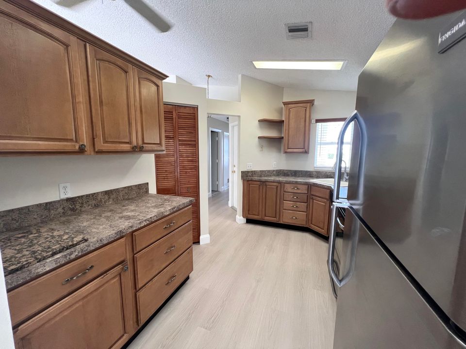 待售: $399,900 (2 贝兹, 2 浴室, 1147 平方英尺)