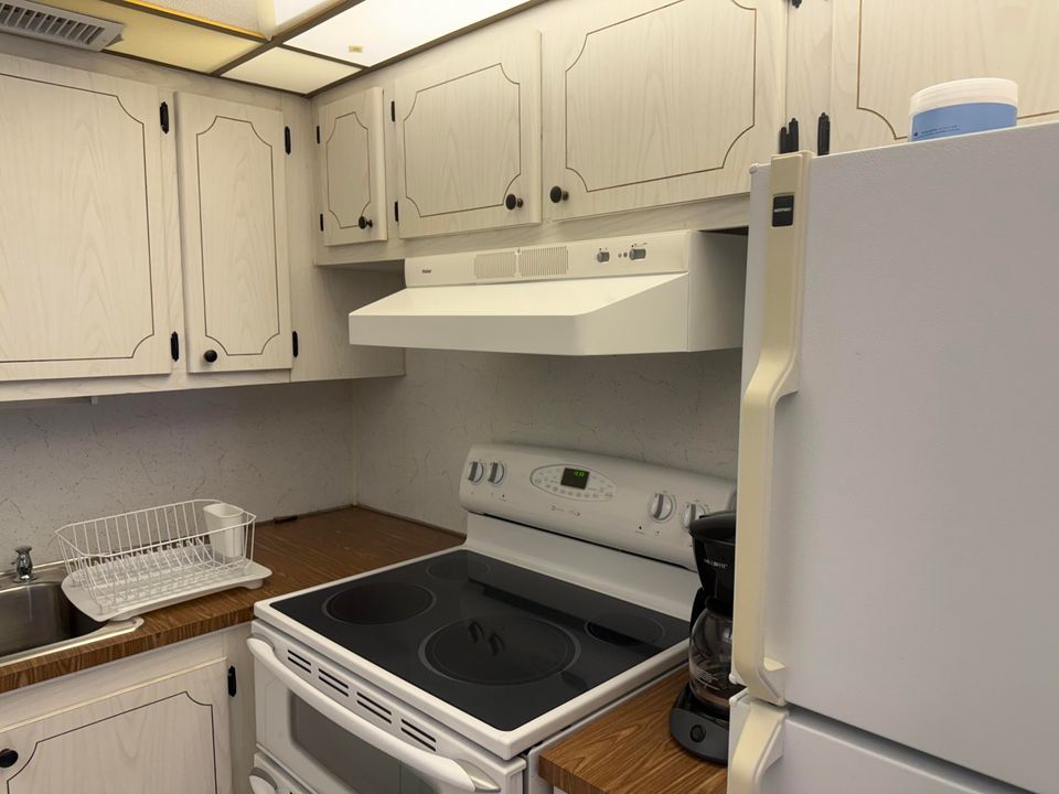 For Sale: $164,999 (2 beds, 1 baths, 795 Square Feet)