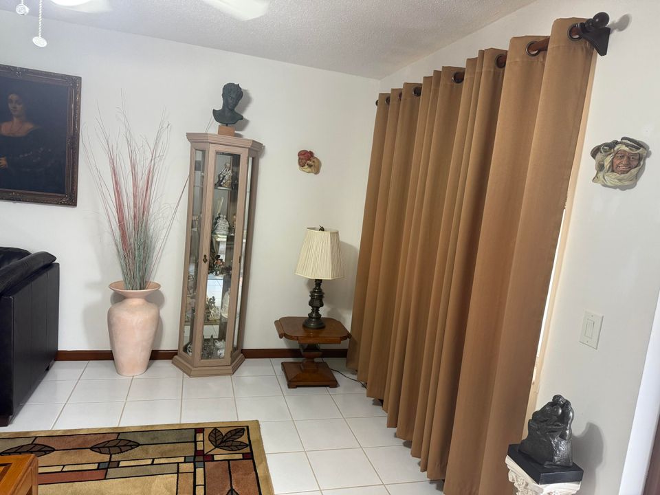 For Sale: $164,999 (2 beds, 1 baths, 795 Square Feet)