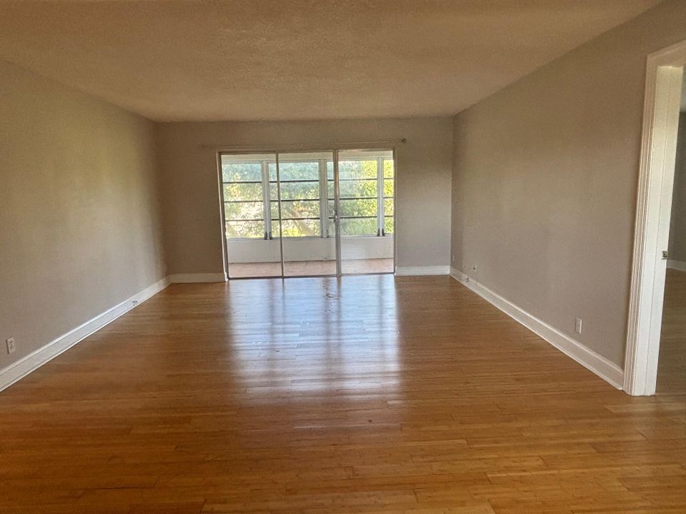For Rent: $1,800 (2 beds, 2 baths, 988 Square Feet)