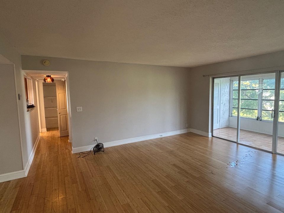 For Rent: $1,800 (2 beds, 2 baths, 988 Square Feet)
