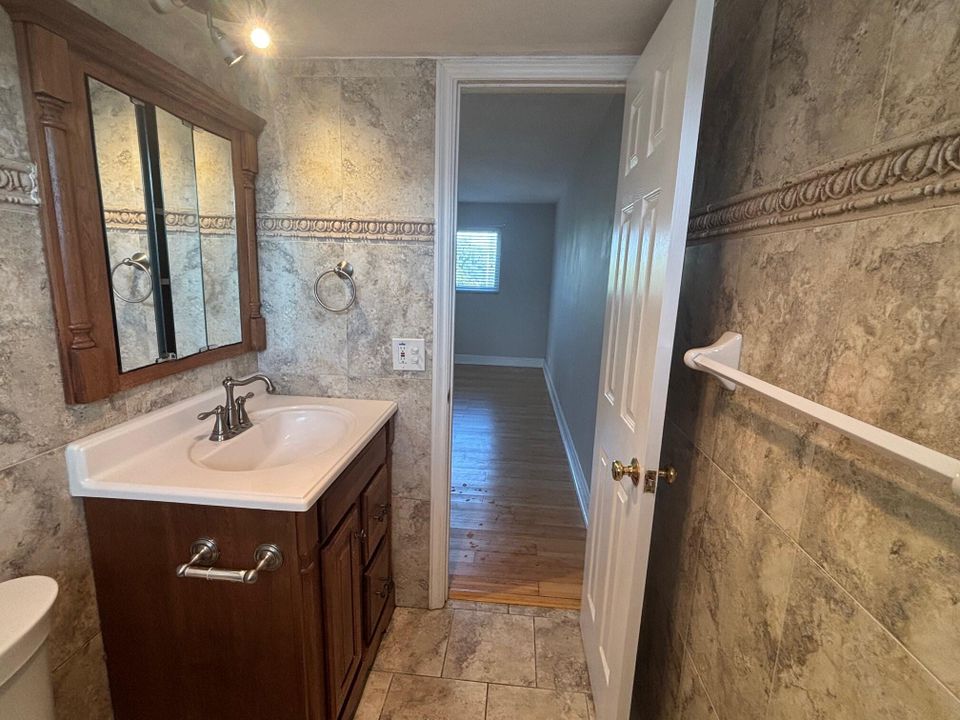 For Rent: $1,800 (2 beds, 2 baths, 988 Square Feet)