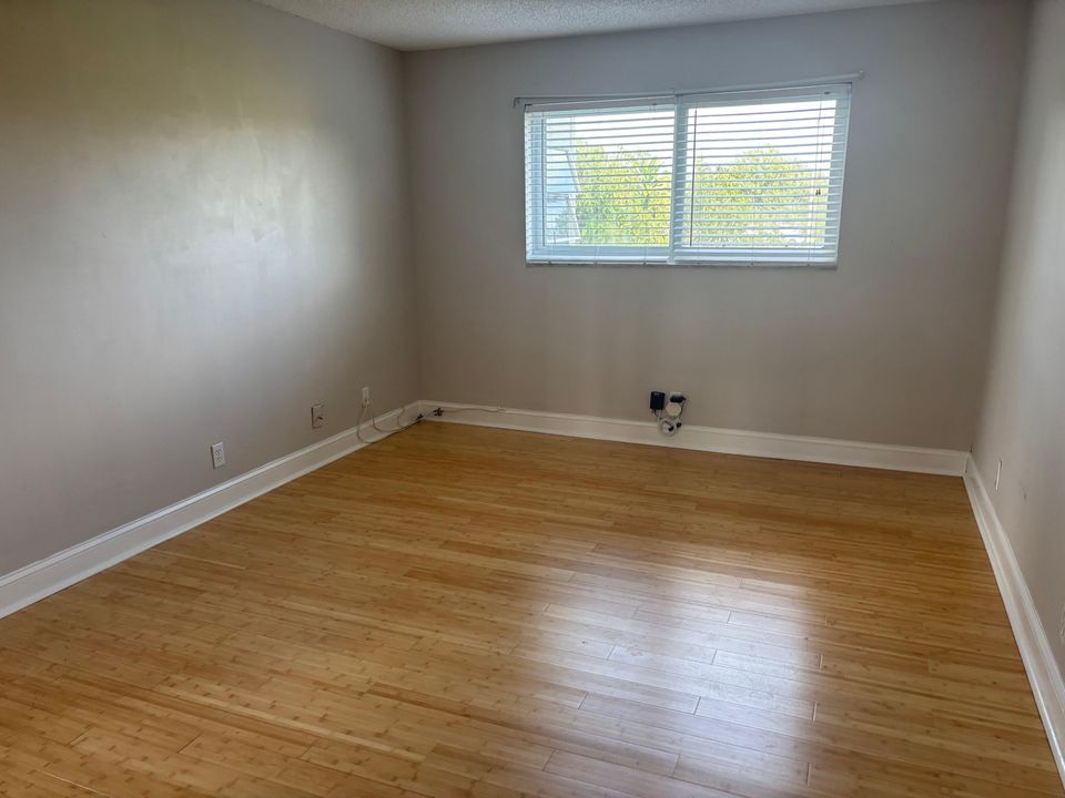 For Rent: $1,800 (2 beds, 2 baths, 988 Square Feet)