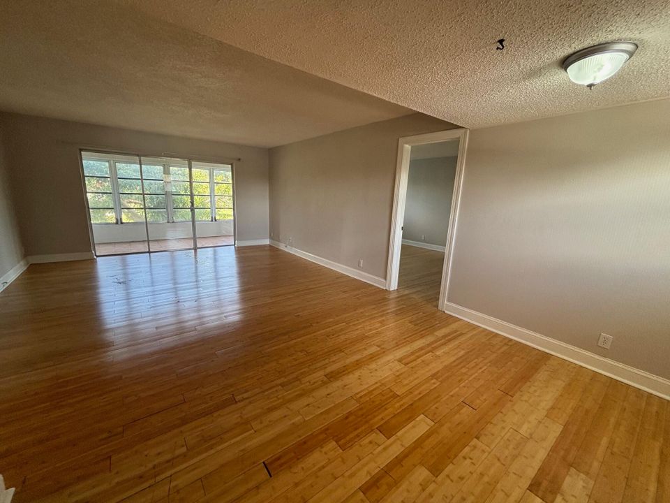 For Rent: $1,800 (2 beds, 2 baths, 988 Square Feet)