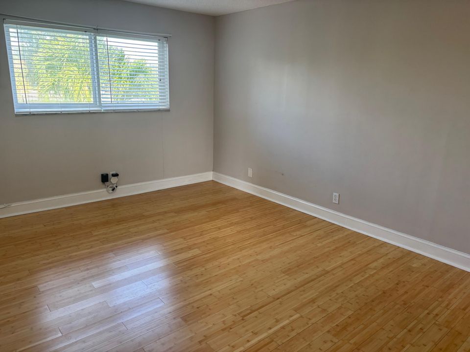 For Rent: $1,800 (2 beds, 2 baths, 988 Square Feet)