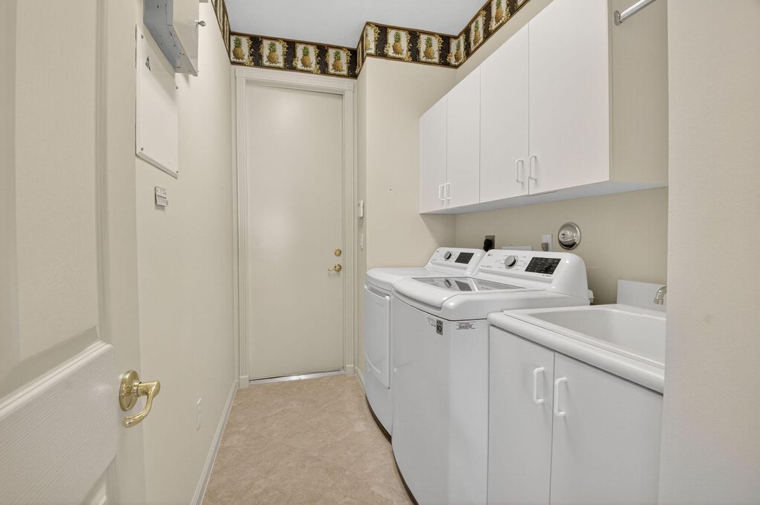 For Sale: $875,000 (3 beds, 2 baths, 2554 Square Feet)