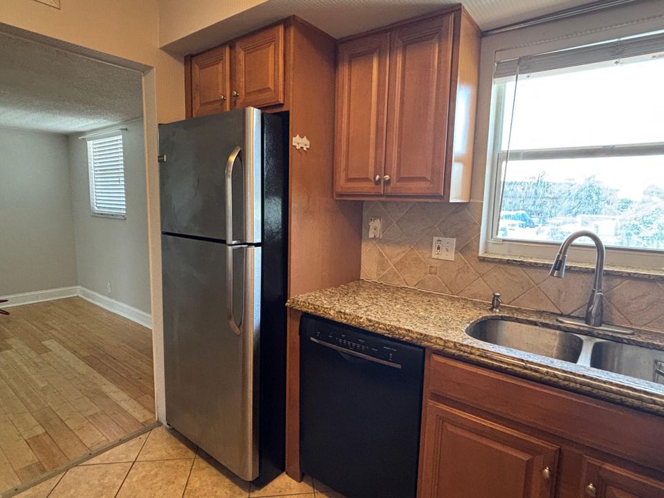 For Rent: $1,800 (2 beds, 2 baths, 988 Square Feet)