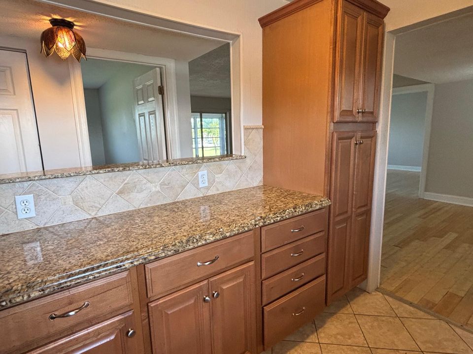 For Rent: $1,800 (2 beds, 2 baths, 988 Square Feet)