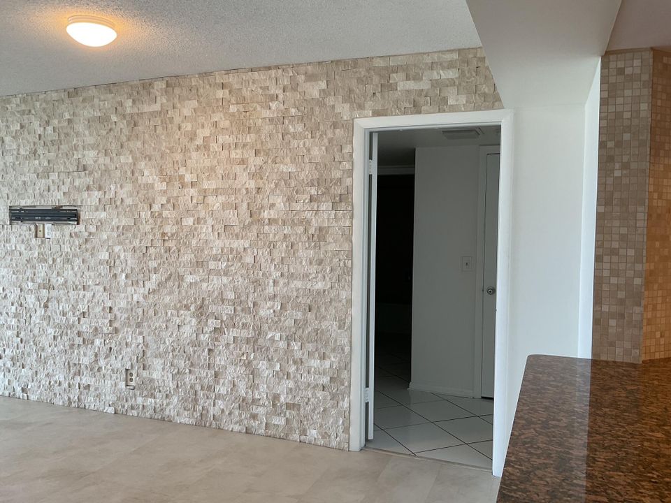 For Rent: $2,200 (2 beds, 2 baths, 1294 Square Feet)