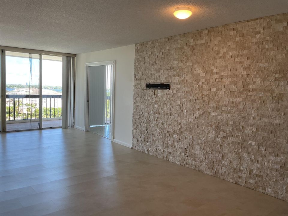 For Rent: $2,200 (2 beds, 2 baths, 1294 Square Feet)