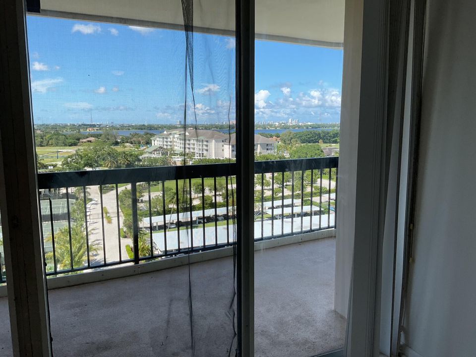 For Rent: $2,200 (2 beds, 2 baths, 1294 Square Feet)