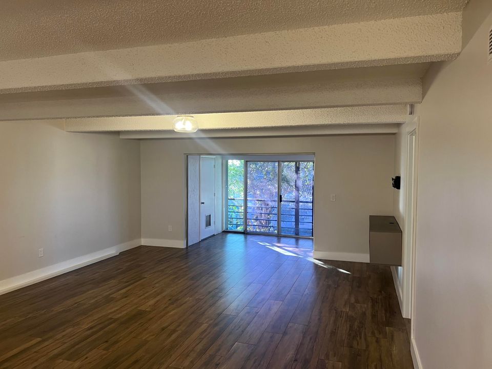 出租: $2,200 (2 贝兹, 2 浴室, 1155 平方英尺)