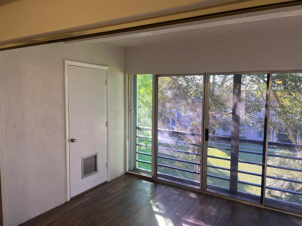 出租: $2,200 (2 贝兹, 2 浴室, 1155 平方英尺)