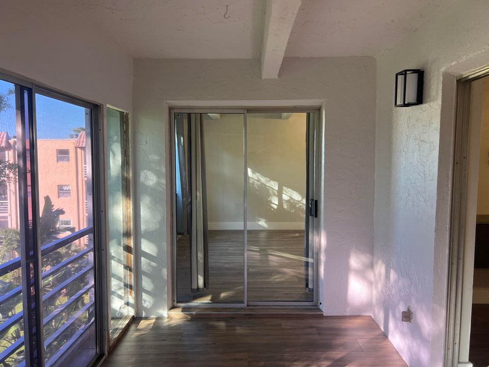 出租: $2,200 (2 贝兹, 2 浴室, 1155 平方英尺)