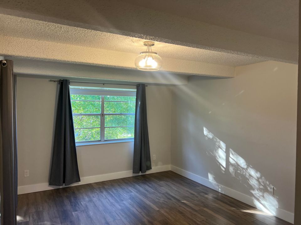 出租: $2,200 (2 贝兹, 2 浴室, 1155 平方英尺)