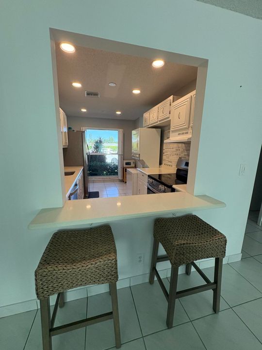 待售: $223,000 (2 贝兹, 1 浴室, 989 平方英尺)