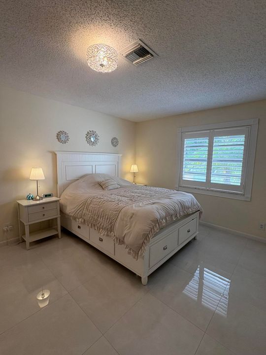 待售: $223,000 (2 贝兹, 1 浴室, 989 平方英尺)