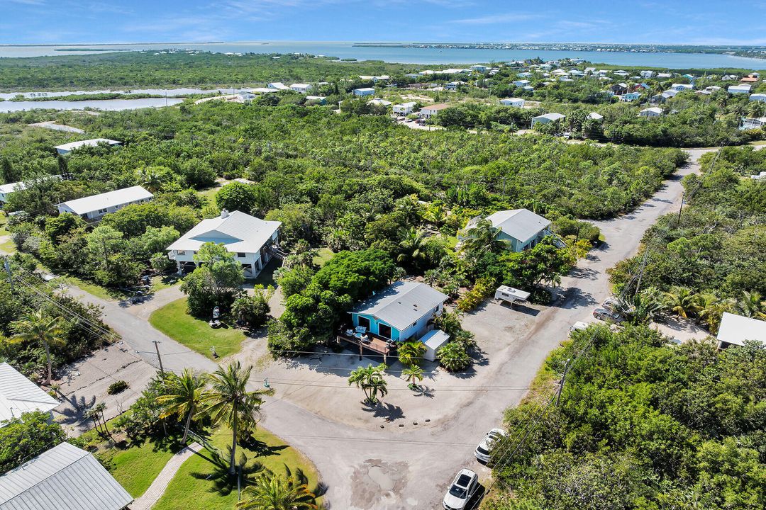 For Sale: $560,000 (2 beds, 1 baths, 840 Square Feet)