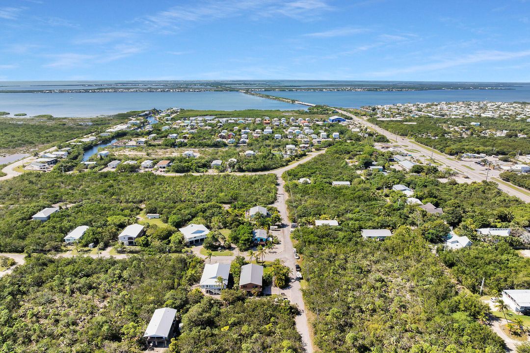 For Sale: $560,000 (2 beds, 1 baths, 840 Square Feet)