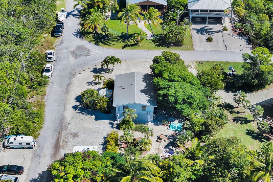 For Sale: $560,000 (2 beds, 1 baths, 840 Square Feet)