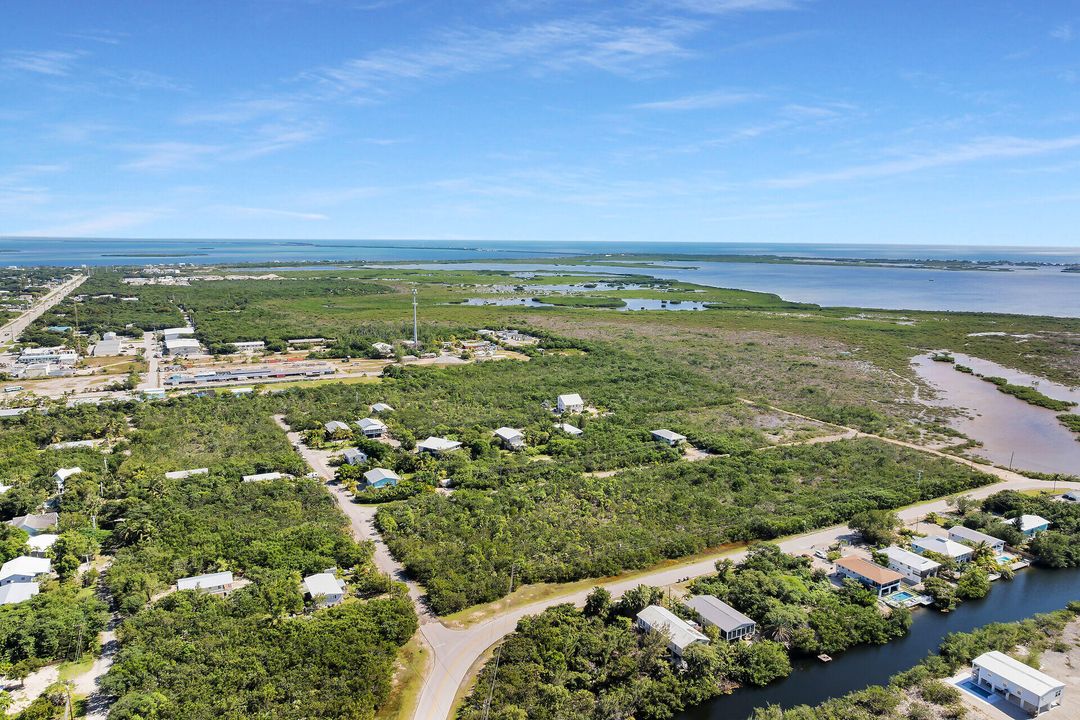 For Sale: $560,000 (2 beds, 1 baths, 840 Square Feet)