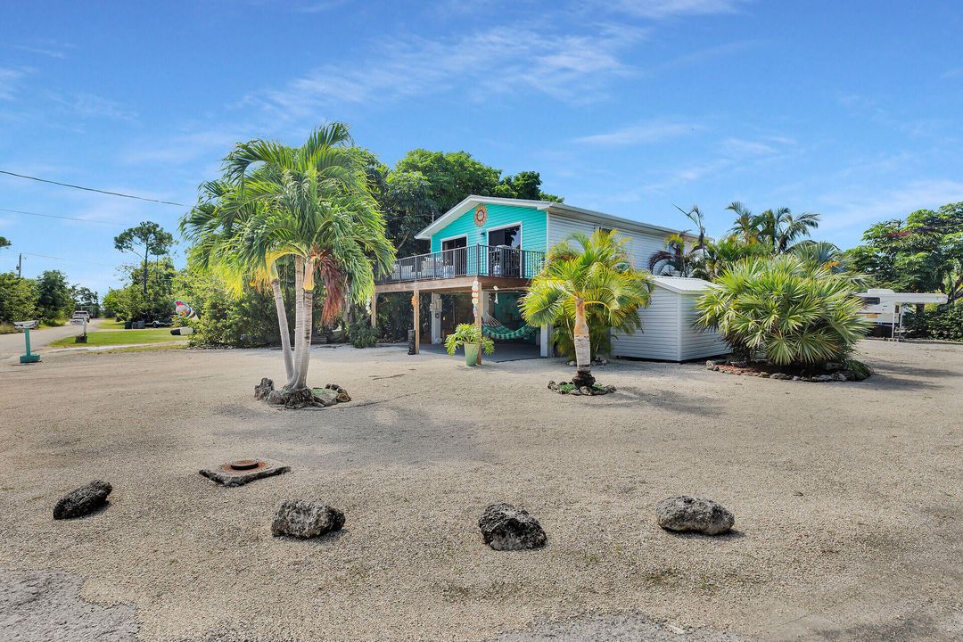 For Sale: $560,000 (2 beds, 1 baths, 840 Square Feet)