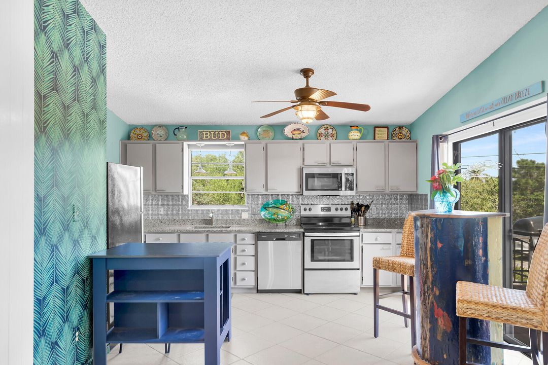 For Sale: $560,000 (2 beds, 1 baths, 840 Square Feet)