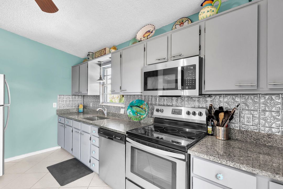For Sale: $560,000 (2 beds, 1 baths, 840 Square Feet)