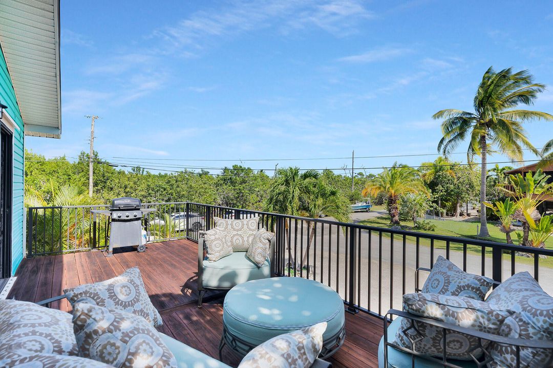 For Sale: $560,000 (2 beds, 1 baths, 840 Square Feet)