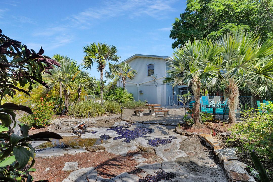 For Sale: $560,000 (2 beds, 1 baths, 840 Square Feet)