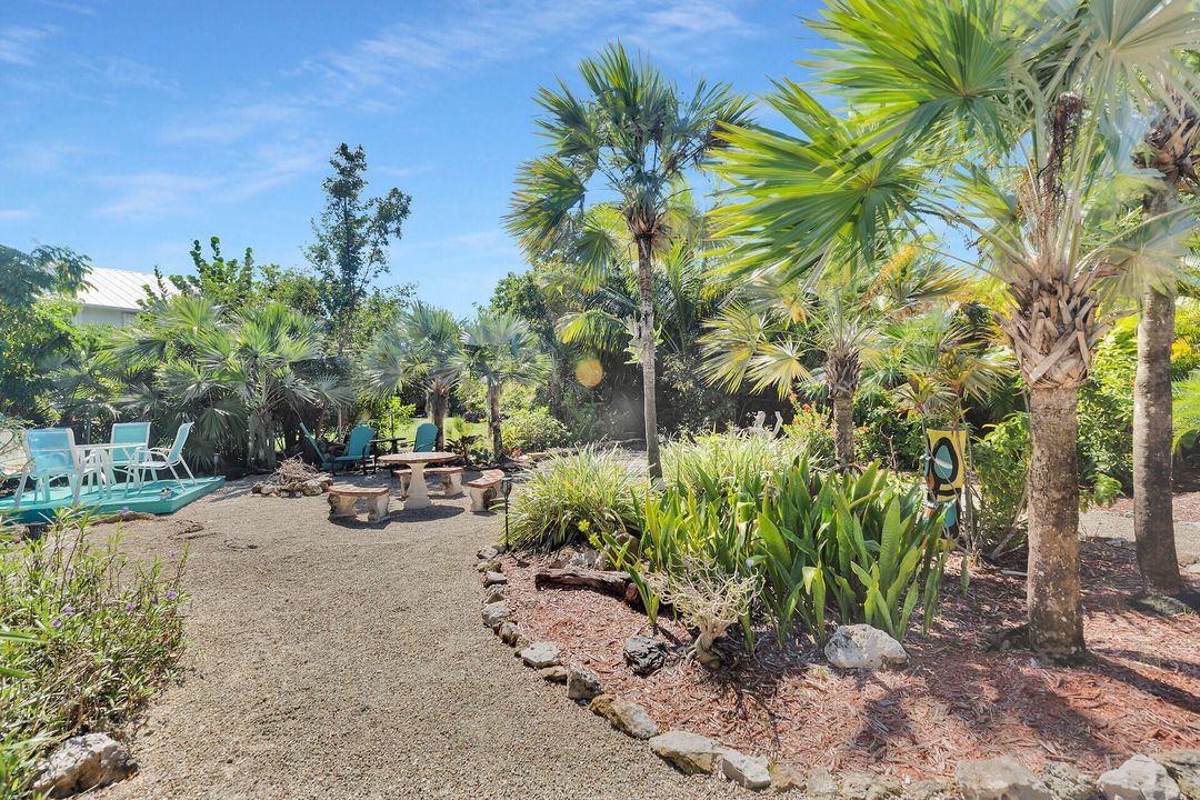 For Sale: $560,000 (2 beds, 1 baths, 840 Square Feet)