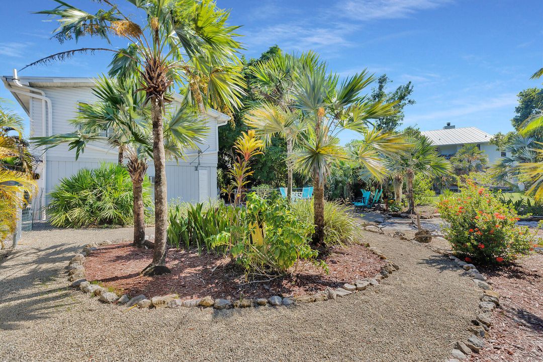 For Sale: $560,000 (2 beds, 1 baths, 840 Square Feet)