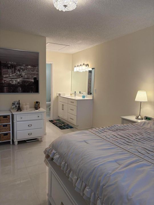 待售: $223,000 (2 贝兹, 1 浴室, 989 平方英尺)