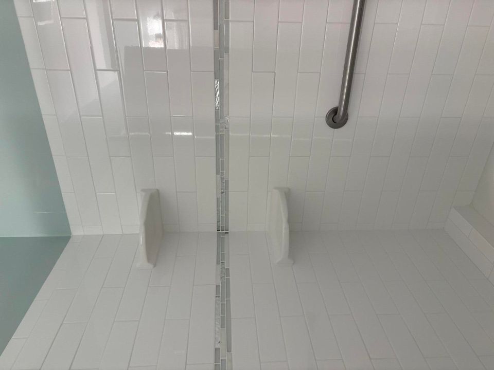 待售: $223,000 (2 贝兹, 1 浴室, 989 平方英尺)