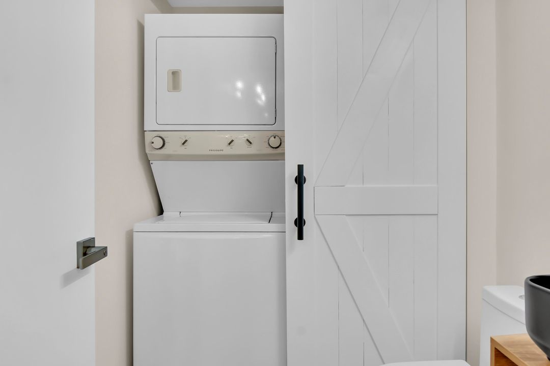 For Sale: $349,999 (2 beds, 2 baths, 1374 Square Feet)