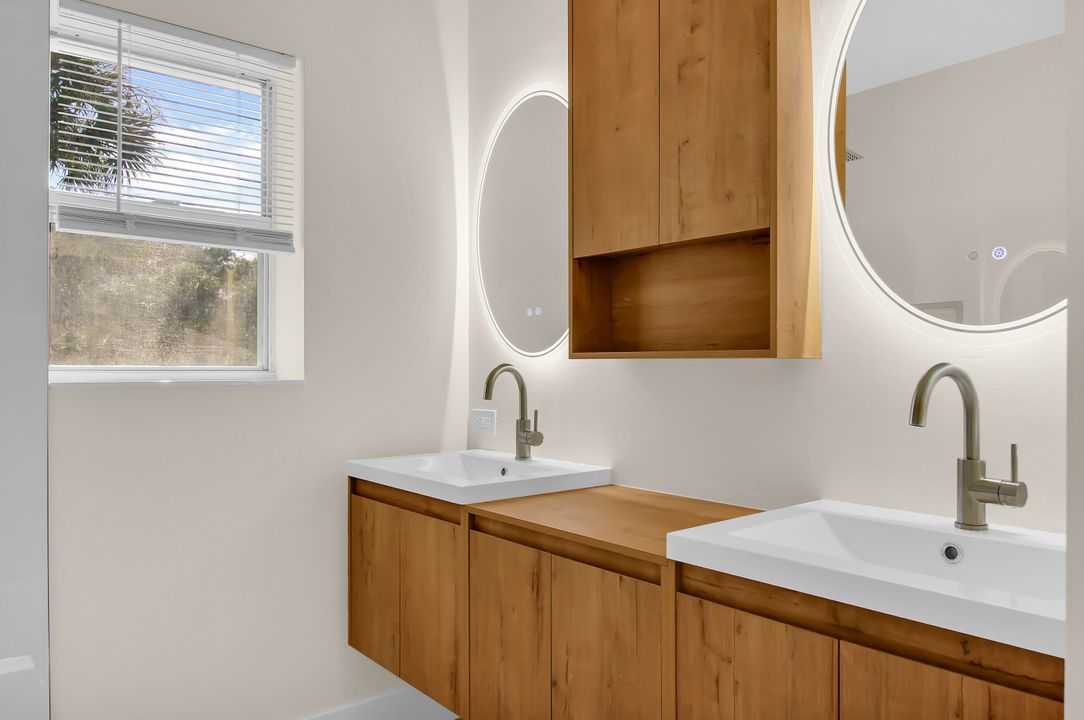 For Sale: $349,999 (2 beds, 2 baths, 1374 Square Feet)