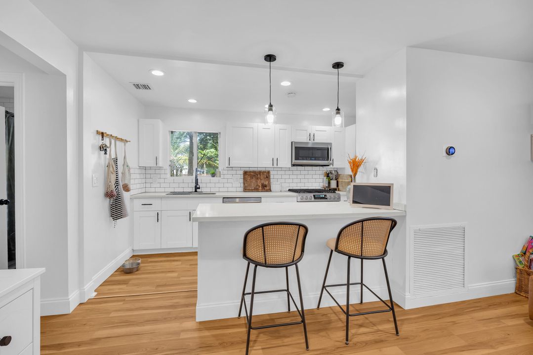 For Sale: $389,000 (2 beds, 1 baths, 944 Square Feet)