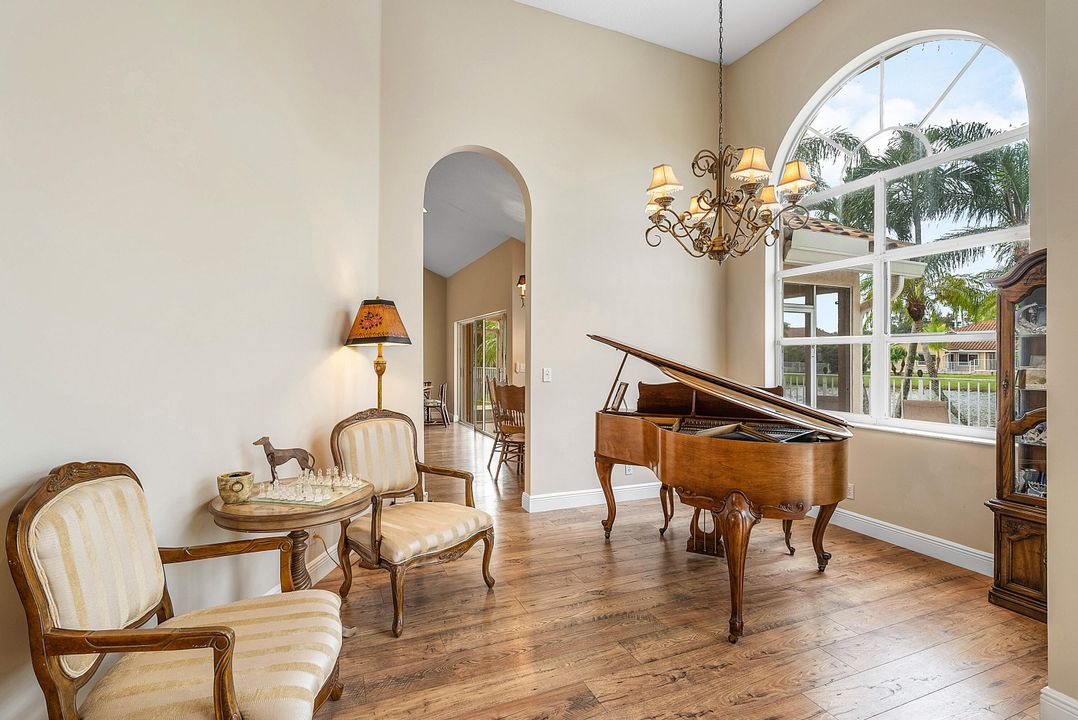 合同活跃: $939,900 (4 贝兹, 3 浴室, 2709 平方英尺)