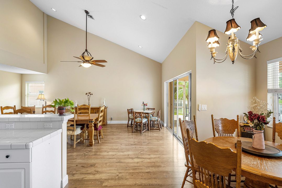 合同活跃: $939,900 (4 贝兹, 3 浴室, 2709 平方英尺)