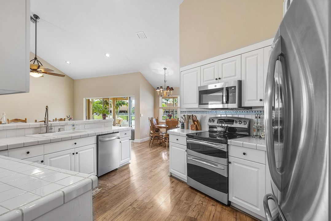 合同活跃: $939,900 (4 贝兹, 3 浴室, 2709 平方英尺)